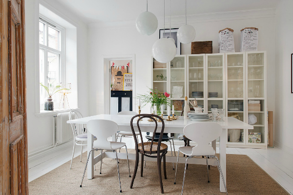 white_dining_chairs_arne_jacobsen_white_table