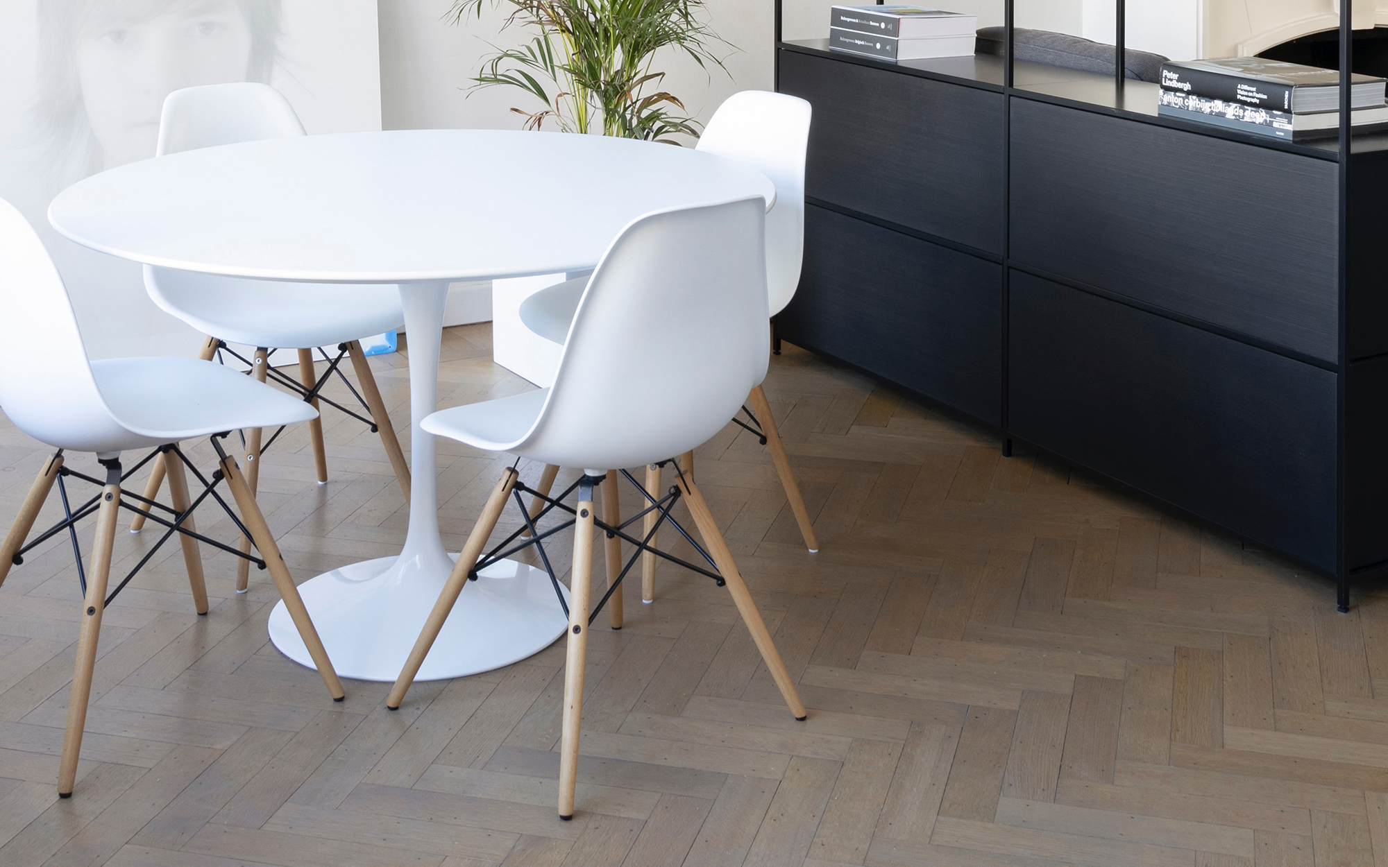 white-chairs-at-tulip-table