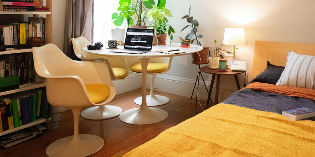 bedroom-with-white-table