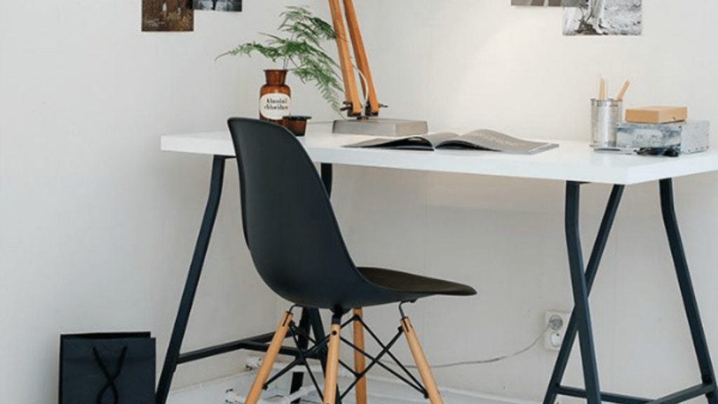 black-plastic-chair-at-desk