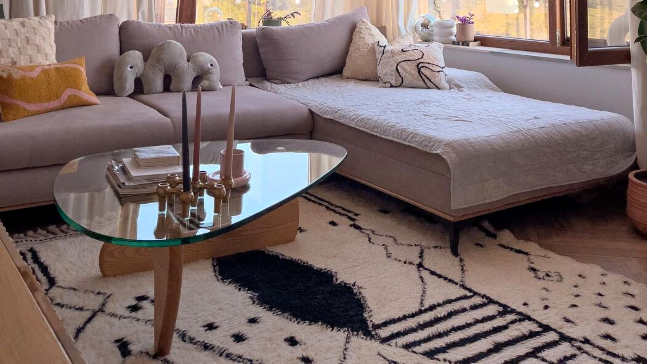 designer-glass-coffeet-table-and-sofa
